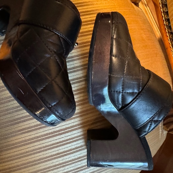 Worn Chanel clogs some scuffs - Picture 9 of 10